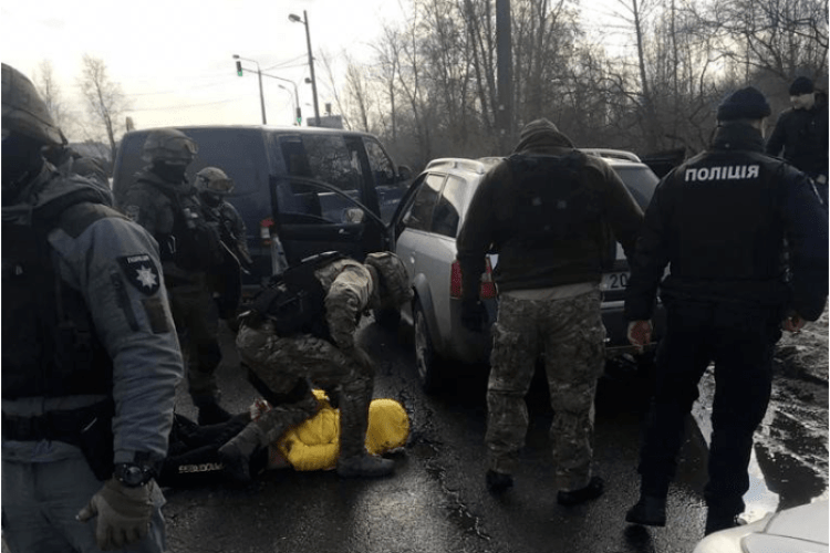 У Києві затримали подружжя, яке організувало в квартирі лабораторію з виготовлення амфетаміну