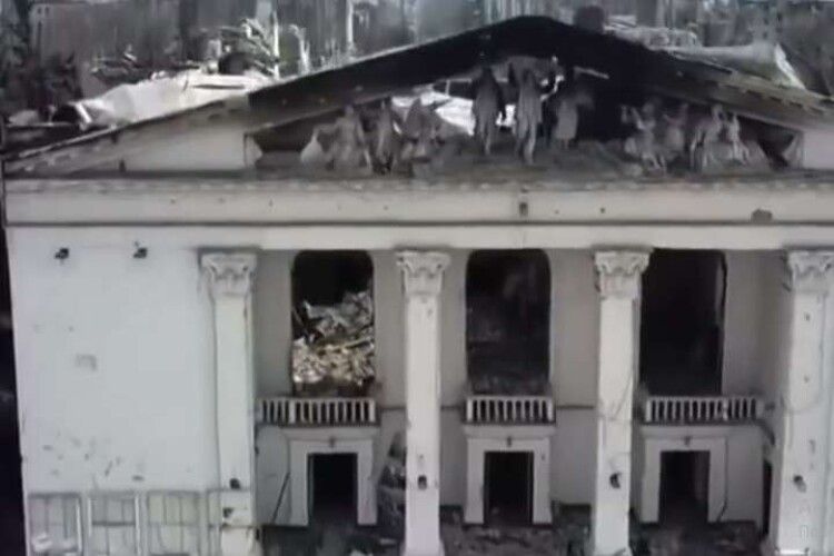 Обстріляний Маріупольский драмтеатр показали з висоти (Відео)