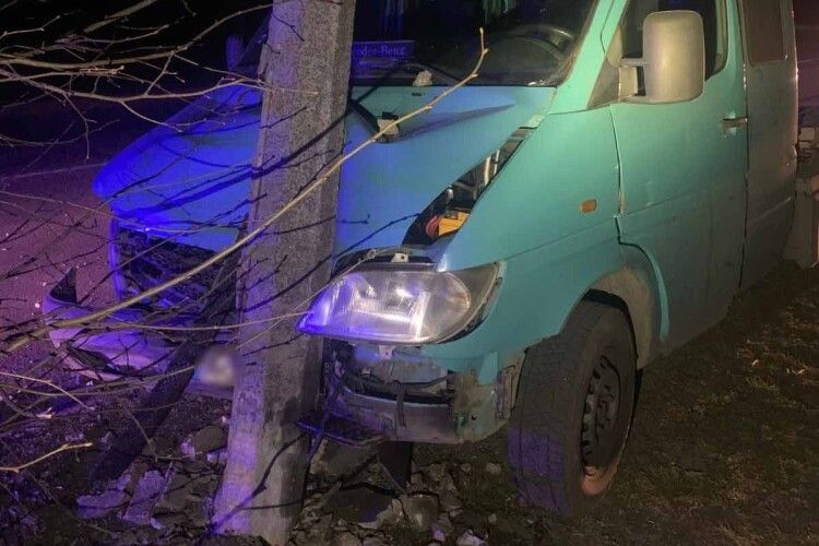 На Волині п'яний підліток викрав вантажівку та влетів у стовп