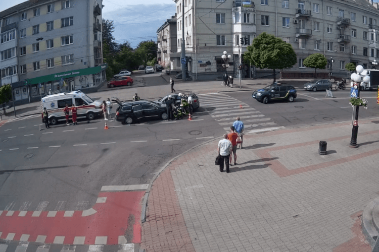 У Луцьку камери зафіксували момент ДТП на перехресті (Відео)