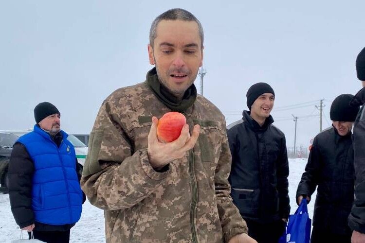 Фото дня: звільнений з російського полону український захисник куштує яблуко