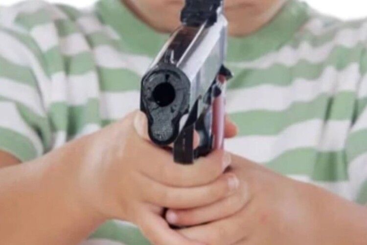У Луцькому районі підліток вистрелив з пістолета та поранив дівчинку: судили матір 