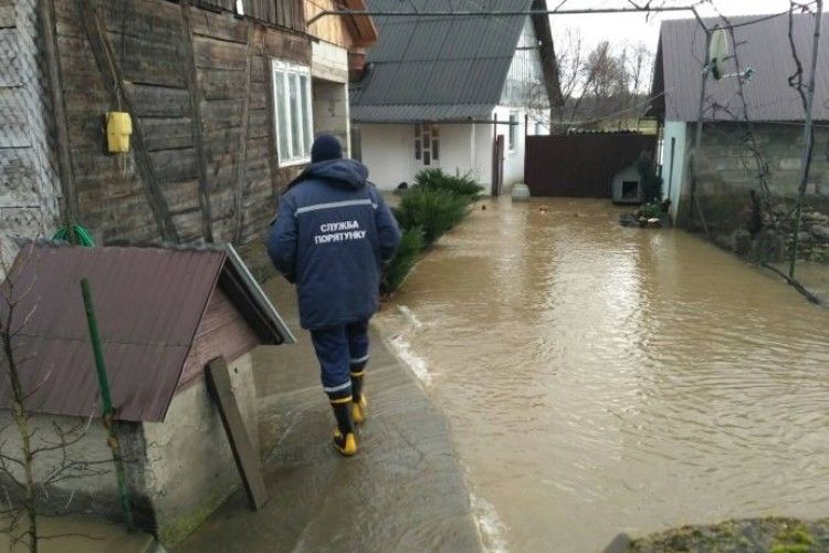 Теребля прорвала дамбу – Закарпаття «пливе»