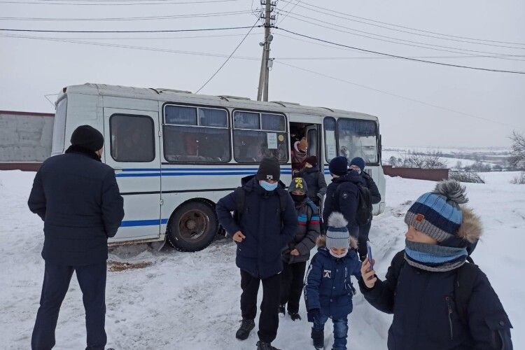 На Волині в сніговому заметі застряг шкільний автобус із 22 дітьми