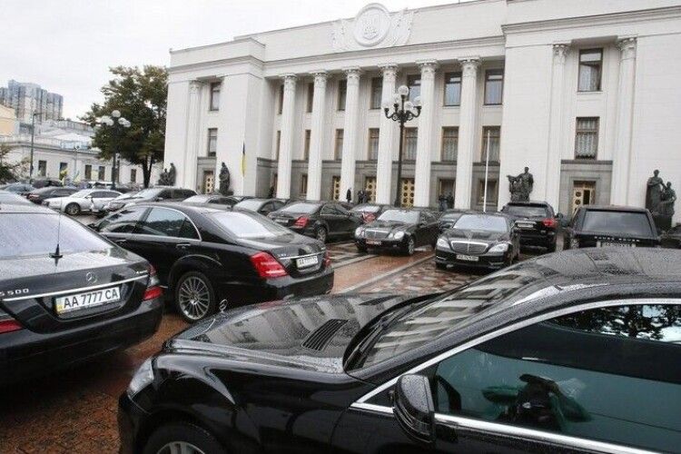 Втомлені від низьких зарплат та кризи: торік 10 нардепів оновили автопарки на 100 мільйонів гривень