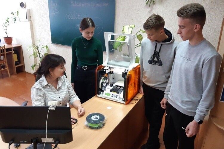 Школярі у селі на Волині друкують предмети на 3D-принтері