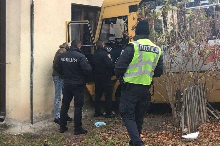 Перенервував? Водій маршрутки, який в'їхав у будинок в Луцьку, працював на маршруті вперше