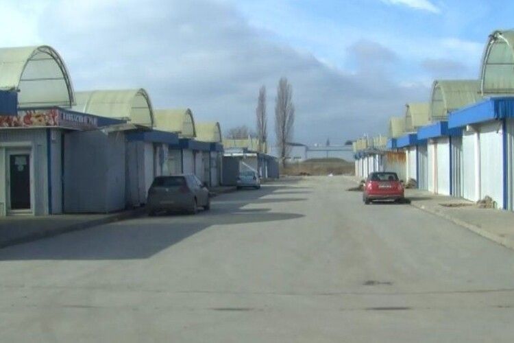 З Центрального ринку Луцька прибрали 25 контейнерів