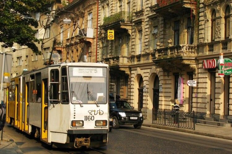 Блогерку з Рівненщини оштрафували у трамваї Львова
