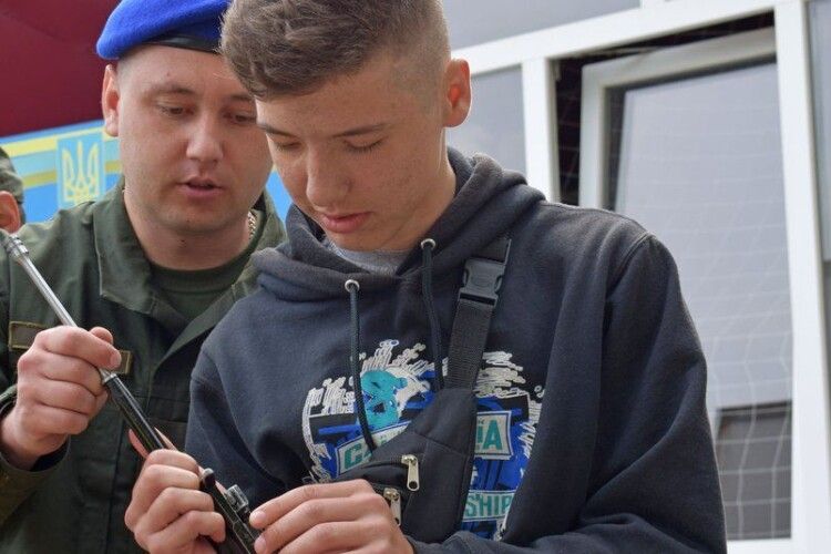 Луцькі нацгвардійці влаштували екскурсію для дітей, батьки яких загинули в зоні АТО/ООС