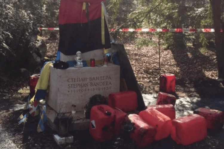 Огидні покидьки вчинили зухвалий акт вандалізму на могилі Степана Бандери в Мюнхені