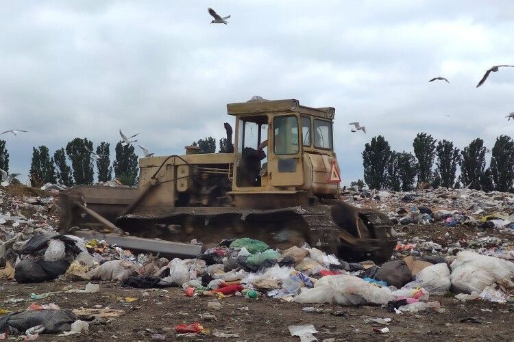 Сморід суттєво зменшився: На Брищенський полігон щодня звозять близько 300 тонн сміття (Фото)