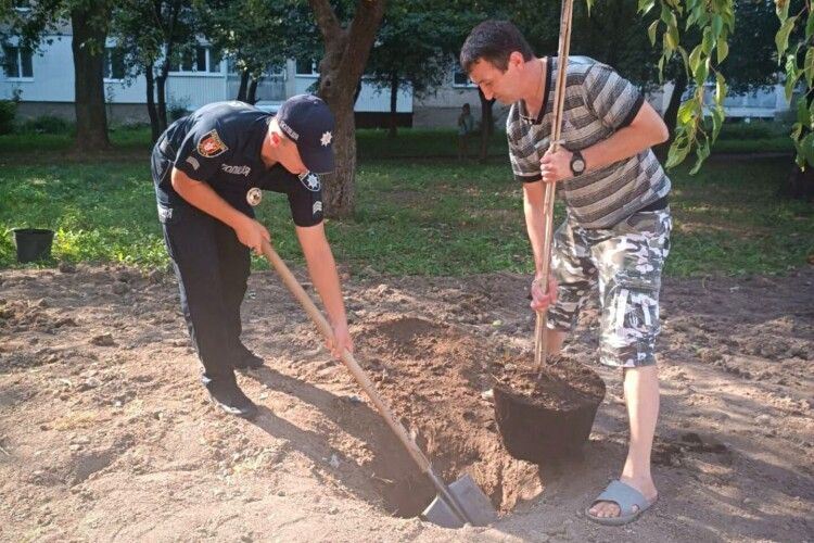 У Луцьку патрульні долучилися до створення «Алеї жіночої слави»