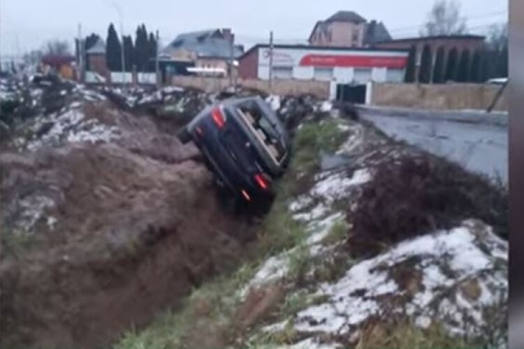 Водій втік: у Луцьку BMW злетіло з дороги в рівчак