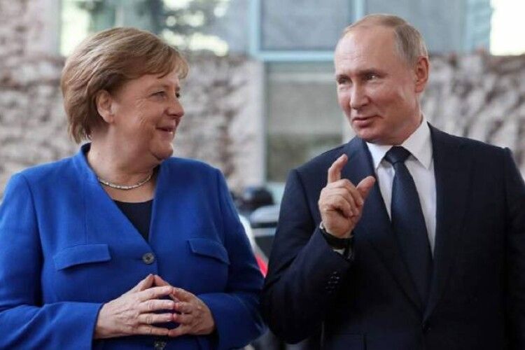 Путін скаржився Меркель на Україну та просив вплинути на Зеленського (Відео)