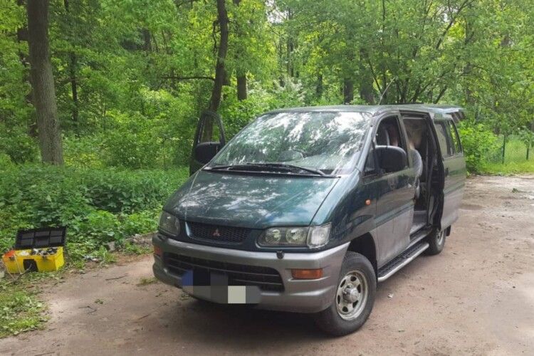 Щоб позбутися «клієнтів», українець поблизу кордону з Польщею підірвав авто з чотирма особами