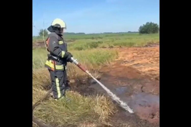Пожежу торфовища на Волині гасять понад 30 рятувальників (Відео)