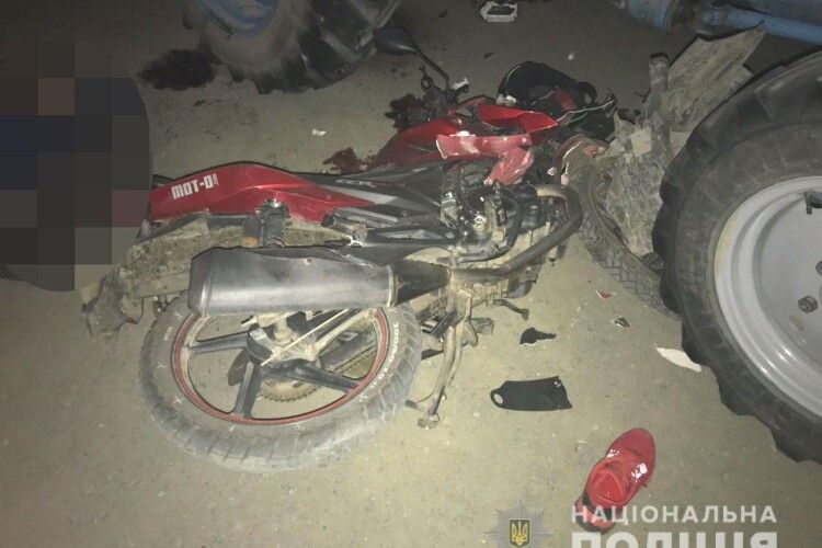 На Рівненщині мотоцикліст влетів під трактор і загинув