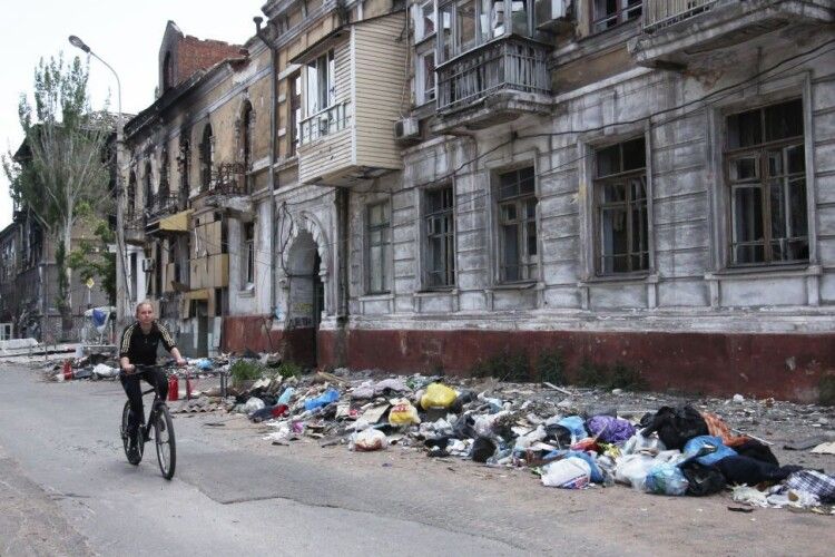 Обіцяють платити їжею: окупанти на тимчасово захоплених територіях пропонують українцям роботу
