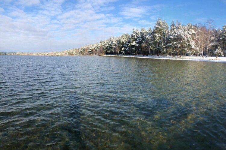 Показали як виглядає озеро Пісочне взимку