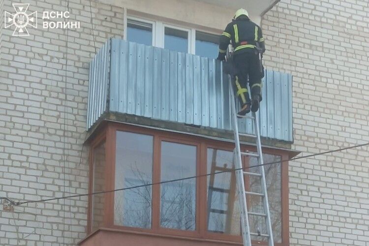 Волинські рятувальники визволили 2-річну дитину із замкненої квартири
