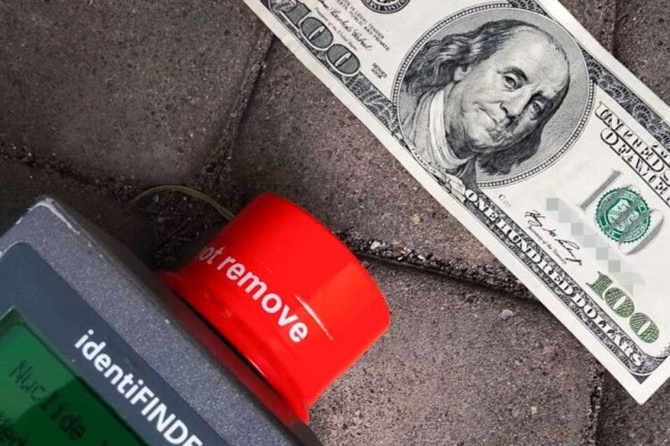 У Польщі затримали українку з купюрою, яка у 1905 разів перевищувала норму радіації