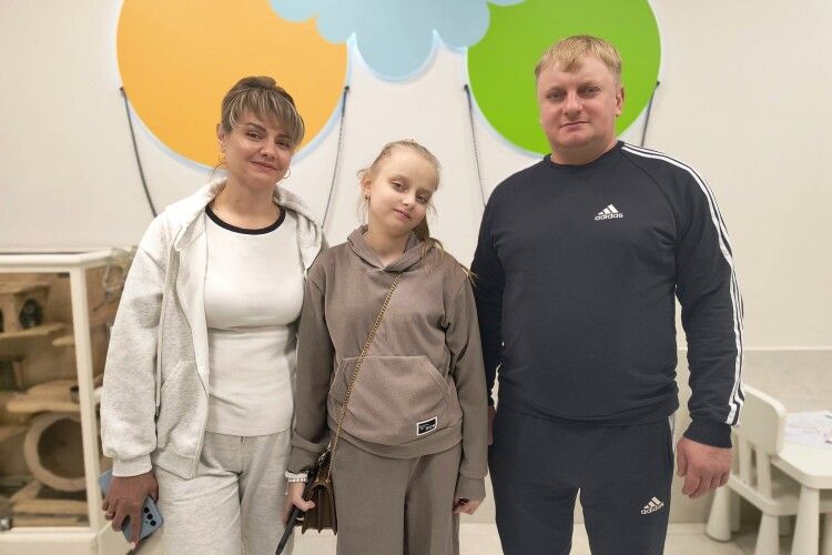 У Львові дівчинці пересадили нирку від тата, а частину печінки від мами