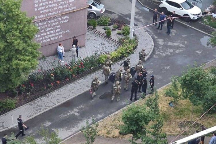 У Дніпрі невідомий кинув із вікна гранату у двір. Постраждала дитина (Відео)