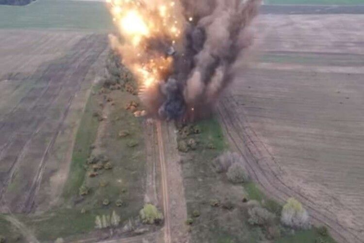 Рятувальники показали, як знищили майже 500 ворожих боєприпасів (Відео)