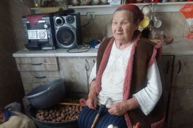 Пенсіонерка з Волині, дорогою до якої вночі застрягла в полі «швидка», лікується з телевізора (Відео)