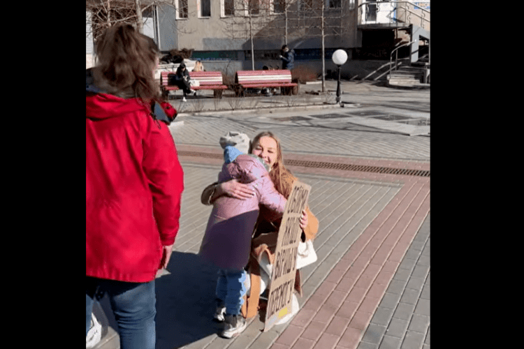 «Обійми, якщо віриш у перемогу»: у центрі Луцька студентка влаштувала патріотичну акцію 