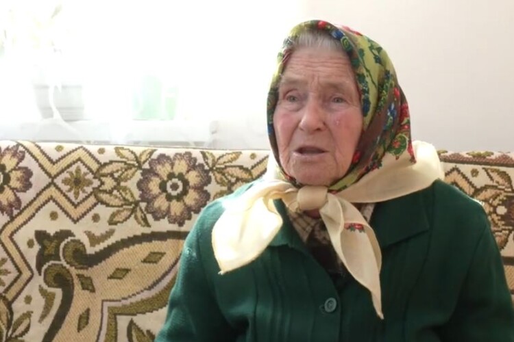 92-річна українка поховала сина  та онука, які захищали Україну,  і працює для захисників 