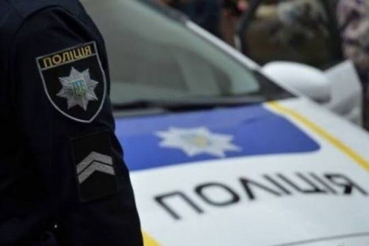 У Луцьку патрульні супроводили авто з породіллею до пологового (Відео)