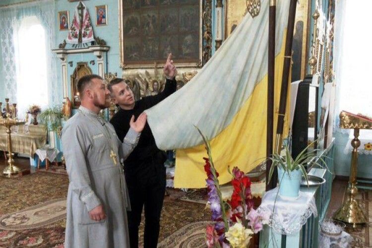 Приховані від радянської влади: у волинських храмах знайшли столітні синьо-жовті прапори (ВІдео)