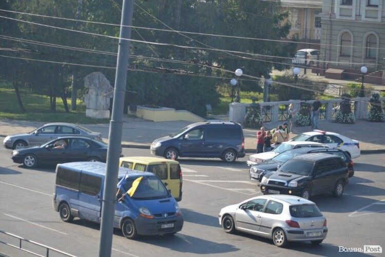 У Луцьку ще одна ДТП: на площі Возз'єднання автомобілі не поділили дорогу (Фото)