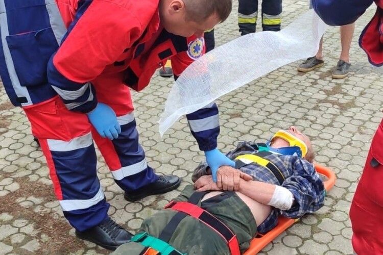 На Волині діставати з глибокого погреба чоловіка довелося рятувальникам