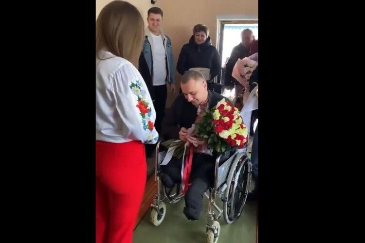 Воїн з Рівненщини, який тільки-но одужав після тяжкого поранення, освідчився своїй коханій (Відео)