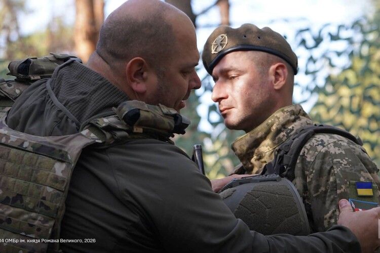 У волинській бригаді – поповнення: воїни отримали нарукавний знак та берет