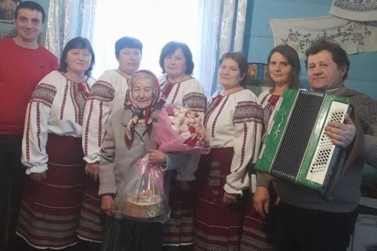 У громаді на Волині привітали довгожительку з 95-річчям