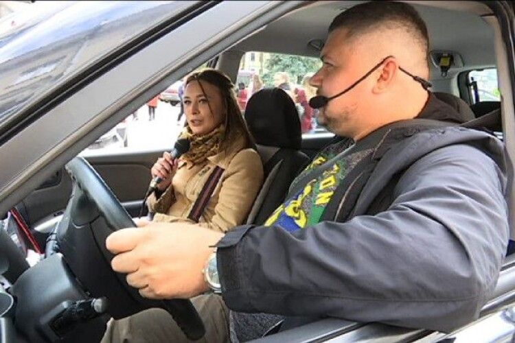 Із вас пісня! Таксист, переселенець з Луганщини, бере з клієнтів музичну оплату