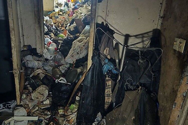 Лучанин назбирав  у квартирі цілу гору сміття