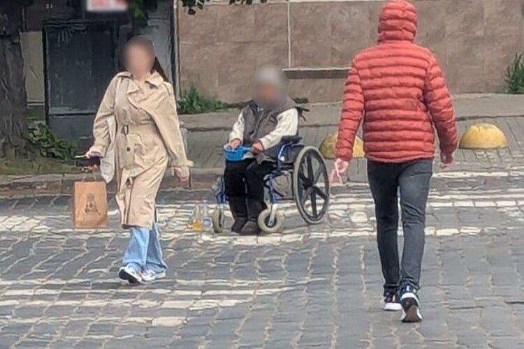 У Чернівцях чоловік примушував 76-річну жінку жебракувати у кріслі колісному