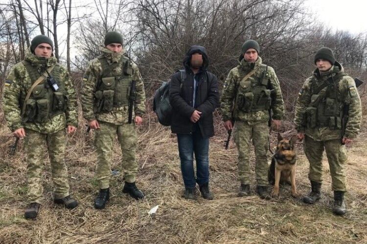 4 нелегалів біля кордону з Польщею виявили з допомогою службових собак