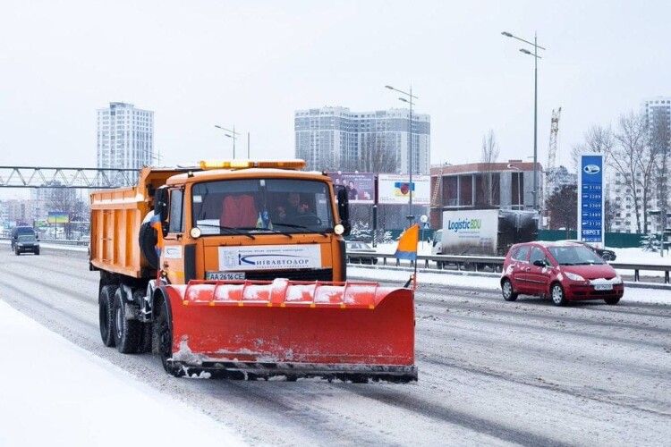 Снігоприбиральна техніка справилася із першим снігопадом на Волині