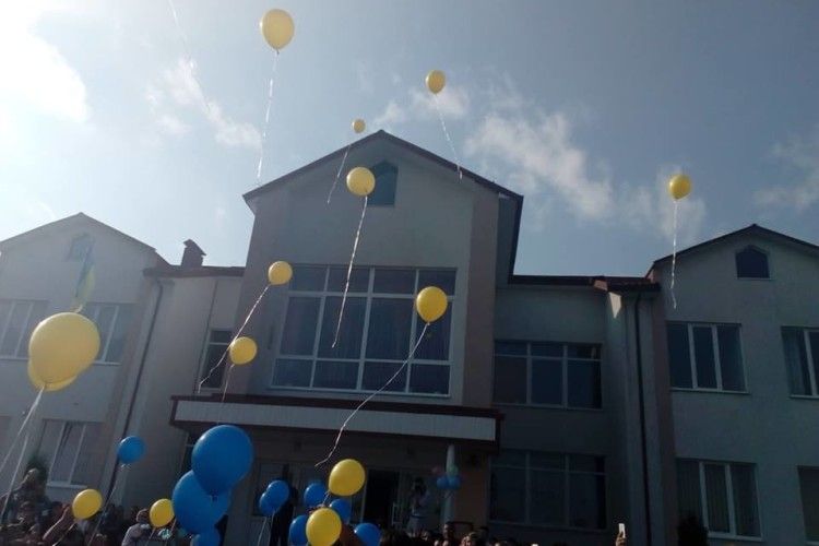 Без пісень і танців, з короткими промовами-побажанями і новими першокласниками