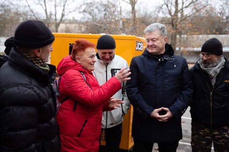 Херсонські волонтери, яким Порошенко привіз пекарню і потужний генератор, розказали про свою велику мрію (Фото)