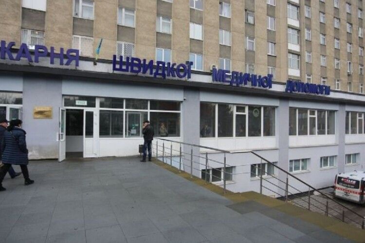 Львівські лікарі врятували 32-річного пацієнта, який болгаркою перерізав собі шию 