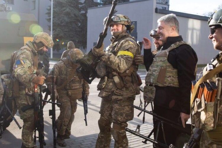 Порошенко: коли під ліжком кожного українця буде лежати автомат, нас ніхто не чіпатиме