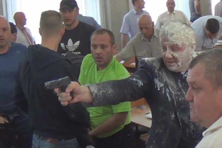 На сесії міськради зчинилася стрілянина