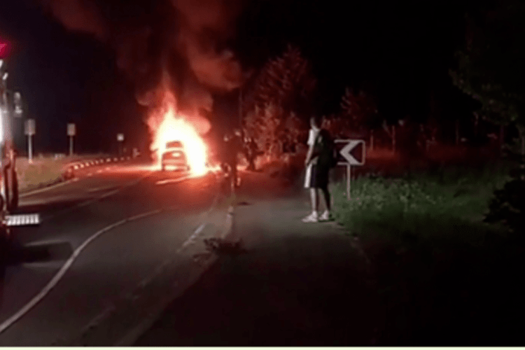 Біля Луцька вщент згоріла автівка (Відео)
